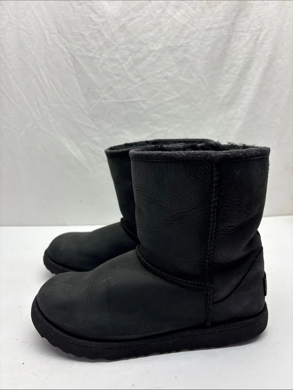 UGG Classic Short Leather Boots size 2 for little girl, box 58